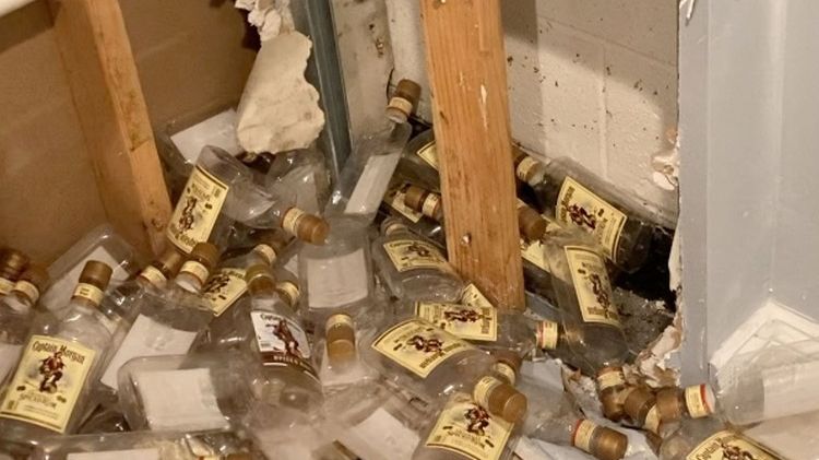 Stěny ukrývaly stovky lahví od rumu, všechny je vypil předchozí majitel domu